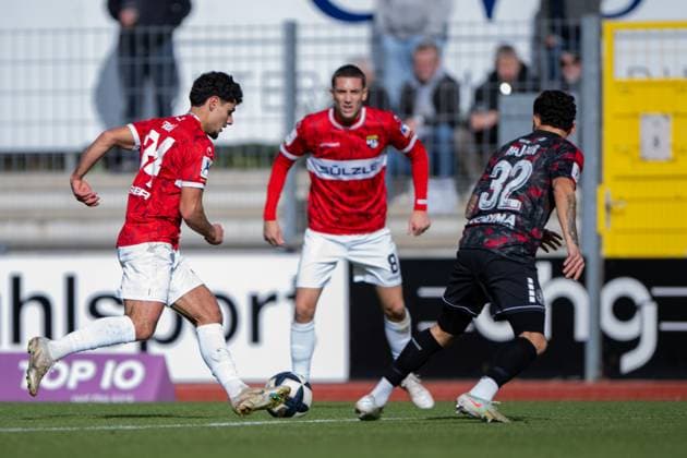 Halim Eroglu, TSG Balingen, 34 am Fluegel, TSG Balingen vs KSV Hessen Kassel, Football, Regionalliga Suedwest, Matchday 14, Season 2025 2026, 25 10 2025, Eibner Pressefoto Andreas Ulmer TSG Balingen vs KSV Hessen Kassel, Football, Regionalliga Suedwest, Matchday 14, Season 2025 2026, 25 10 2025, Balingen Copyright: xEibner-Pressefoto AndreasxUlmerx EP_AUR