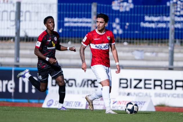 Enrique Katsianas Sanchez, TSG Balingen , 10 vs Phineas Bonianga KSV Hessen Kassel, 11 , TSG Balingen vs KSV Hessen Kassel, Football, Regionalliga Suedwest, Matchday 14, Season 2025 2026, 25 10 2025, Eibner Pressefoto Andreas Ulmer TSG Balingen vs KSV Hessen Kassel, Football, Regionalliga Suedwest, Matchday 14, Season 2025 2026, 25 10 2025, Balingen Copyright: xEibner-Pressefoto AndreasxUlmerx EP_AUR