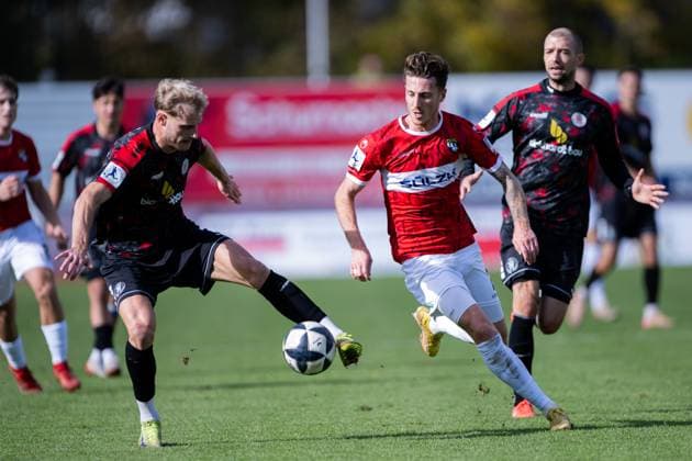 Sascha Eisele, TSG Balingen, 02 , right against, Tobias Boche KSV Hessen Kassel, 27 , TSG Balingen vs KSV Hessen Kassel, Football, Regionalliga Suedwest, Matchday 14, Season 2025 2026, 25 10 2025, Eibner Pressefoto Andreas Ulmer TSG Balingen vs KSV Hessen Kassel, Football, Regionalliga Suedwest, Matchday 14, Season 2025 2026, 25 10 2025, Balingen Copyright: xEibner-Pressefoto AndreasxUlmerx EP_AUR