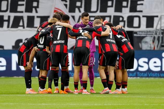 Team circle Eintracht Frankfurt before the start of the match , Germany, Football, 1 Bundesliga, Matchday 8, 2025 2026, Eintracht Frankfurt vs FC St Pauli, 25 10 2025, Deutsche Bank Park, Frankfurt am Main, Germany Frankfurt am Main Deutsche Bank Park Hessen Germany Copyright: xGrantxHubbsx