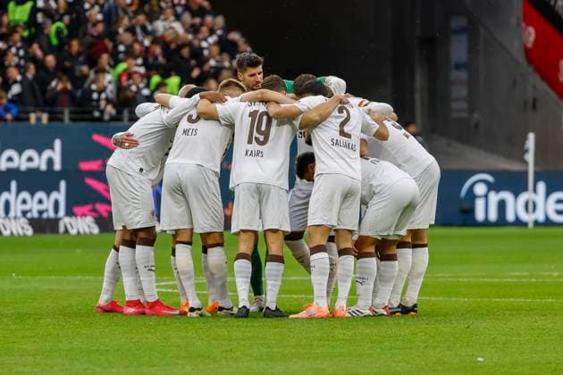 Team circle FC St Pauli before the start of the match , Germany, Football, 1 Bundesliga, Matchday 8, 2025 2026, Eintracht Frankfurt vs FC St Pauli, 25 10 2025, Deutsche Bank Park, Frankfurt am Main, Germany Frankfurt am Main Deutsche Bank Park Hessen Germany Copyright: xGrantxHubbsx