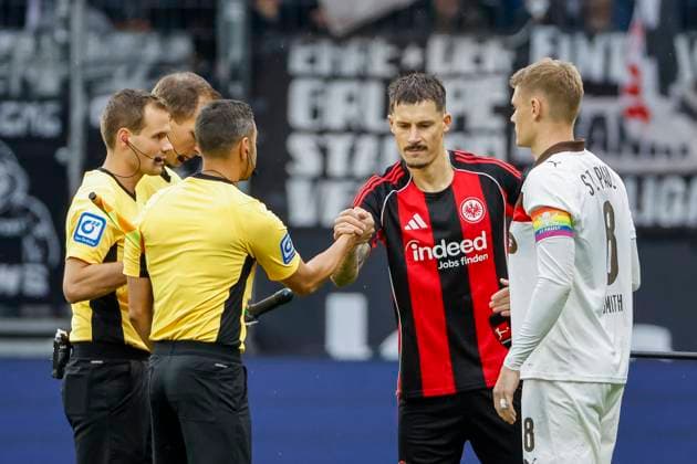 Eric Smith FC St Pauli, 08 and Robin Koch Eintracht Frankfurt, 04 at the place selection , Germany, Football, 1 Bundesliga, Matchday 8, 2025 2026, Eintracht Frankfurt vs FC St Pauli, 25 10 2025, Deutsche Bank Park, Frankfurt am Main, Germany Frankfurt am Main Deutsche Bank Park Hessen Germany Copyright: xGrantxHubbsx