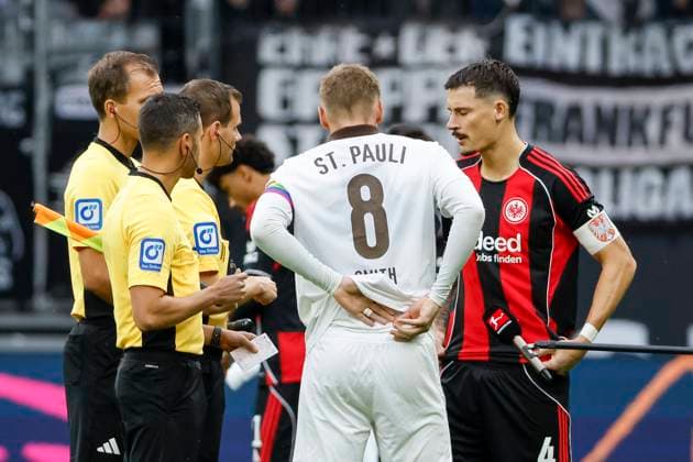 Eric Smith FC St Pauli, 08 and Robin Koch Eintracht Frankfurt, 04 at the place selection , Germany, Football, 1 Bundesliga, Matchday 8, 2025 2026, Eintracht Frankfurt vs FC St Pauli, 25 10 2025, Deutsche Bank Park, Frankfurt am Main, Germany Frankfurt am Main Deutsche Bank Park Hessen Germany Copyright: xGrantxHubbsx
