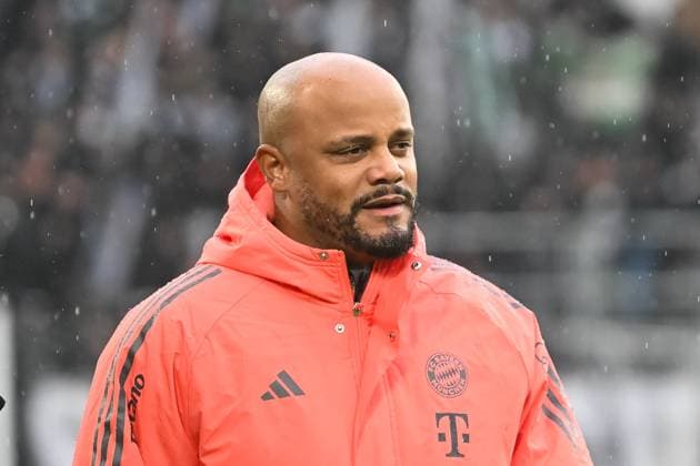 25 10 2025, Soccer 1 Bundesliga, Season 2025 2026, Matchday 08, Borussia Moenchengladbach FC Bayern Muenchen at Borussia Park in Moenchengladbach Vincent Kompany FC Bayern Muenchen, Coach on his way to the interview Important notice According to the regulations of the DFL German Football League and the DFB German Football Association, it is prohibited to to utilize or have utilized photographs taken in the stadium and or of the match in the form of sequential images and or video-like photo series Foto Kirchner Media Thomas Haesler Copyright: xKirchner-Media ThomasxHaeslerx