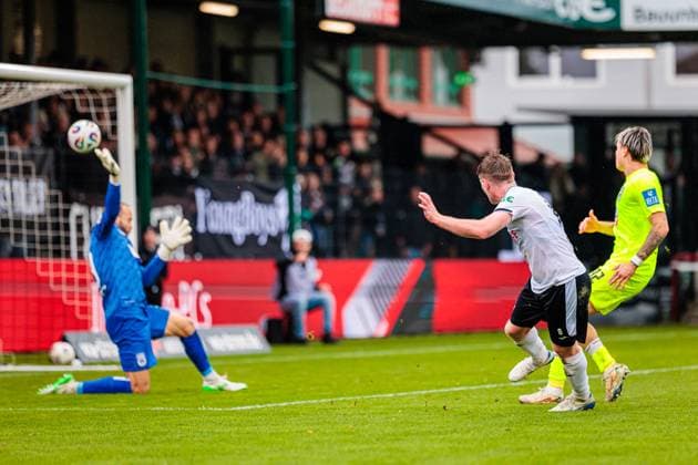 Dennis Waidner SC Verl, 08 , in goal for 4 0 against Christian Ortag SSV Ulm 1846, 39 GER, SC Verl vs SSV Ulm 1846, Football, 3 Liga, Matchday 12, Season 2025 2026, 25 10 2025 DFL Regulations prohibit any use of photographers as image sequences and or quasi video GER, SC Verl vs SSV Ulm 1846, Football, 3 Liga, Matchday 12, Season 2025 2026, 25 10 2025 Verl Copyright: xEibner-Pressefoto JanxRollingerx EP_JSK