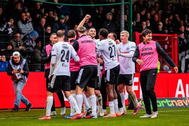 The SC Verl team cheers after Dennis Waidners goal to make it 4 0 SC Verl, 08 GER, SC Verl vs SSV Ulm 1846, Football, 3 Liga, Matchday 12, Season 2025 2026, 25 10 2025 DFL Regulations prohibit any use of photographers as image sequences and or quasi video GER, SC Verl vs SSV Ulm 1846, Football, 3 Liga, Matchday 12, Season 2025 2026, 25 10 2025 Verl Copyright: xEibner-Pressefoto JanxRollingerx EP_JSK