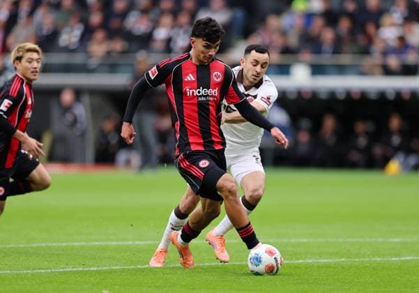 25 10 2025, Football Bundesliga, Eintracht Frankfurt FC St Pauli, v l , Can Uzun Eintracht Frankfurt , Manolis Saliakas FC St Pauli DFL DFB REGULATIONS PROHIBIT ANY USE OF PHOTOGRAPHS AS IMAGE SEQUENCES AND OR QUASI VIDEO xdcx Copyright: HMBxMedia Claus