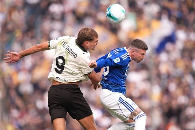 Parma s Mateo Pellegrino Casalanguida fights for the ball with ComoÕs Alberto Moreno Perez during the Serie A soccer match between Parma and Como at Ennio Tardini Stadium in Parma, North Italy, Saturday, October 25, 2025. Soccer  Copyright: xMassimoxPaolone LaPressex
