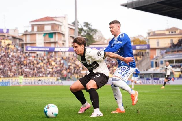 Parma s Adrian Bernabe fights for the ball with ComoÕs Alberto Moreno Perez during the Serie A soccer match between Parma and Como at Ennio Tardini Stadium in Parma, North Italy, Saturday, October 25, 2025. Soccer  Copyright: xMassimoxPaolone LaPressex