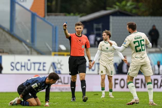 The impartial referee conducted a good match at SV Waldhof Mannheim 1860 Munich on 25 10 25 at Carl Benz Stadium, Mannheim xamx Photo Alfio Marino Copyright: