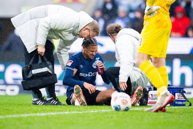 25 10 2025 Soccer, 2025 2026, 2 Bundesliga, 10 Matchday, DSC Arminia Bielefeld SV Elversberg M Joel Felix Bielefeld injured, injury, treatment DFL REGULATIONS PROHIBIT ANY USE OF PHOTOGRAPHS AS IMAGE SEQUENCES AND OR QUASI VIDEO
