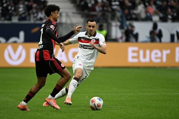 25 10 2025, xjhx, Fussball 1 Bundesliga, Eintracht Frankfurt FC St Pauli v l Nathaniel Brown Eintracht Frankfurt Manolis Saliakas FC St Pauli Zweikampf, Aktion, action, battle for the ball DFL DFB REGULATIONS PROHIBIT ANY USE OF PHOTOGRAPHS as IMAGE SEQUENCES and or QUASI VIDEO Frankfurt am Main