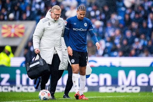 25 10 2025 Soccer, 2025 2026, 2 Bundesliga, 10 Matchday, DSC Arminia Bielefeld SV Elversberg R Joel Felix Bielefeld injured, Injury DFL REGULATIONS PROHIBIT ANY USE OF PHOTOGRAPHS AS IMAGE SEQUENCES AND OR QUASI VIDEO
