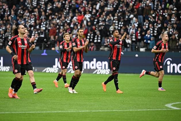 25 10 2025, xjhx, Soccer 1 Bundesliga, Eintracht Frankfurt FC St Pauli v l The players greet the fans DFL DFB REGULATIONS PROHIBIT ANY USE OF PHOTOGRAPHS as IMAGE SEQUENCES and or QUASI VIDEO Frankfurt am Main