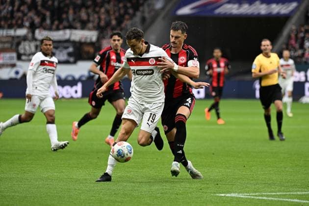 25 10 2025, xjhx, Fussball 1 Bundesliga, Eintracht Frankfurt FC St Pauli v l Martijan Kaars FC St Pauli Robin Koch Eintracht Frankfurt Zweikampf, Aktion, action, battle for the ball DFL DFB REGULATIONS PROHIBIT ANY USE OF PHOTOGRAPHS as IMAGE SEQUENCES and or QUASI VIDEO Frankfurt am Main