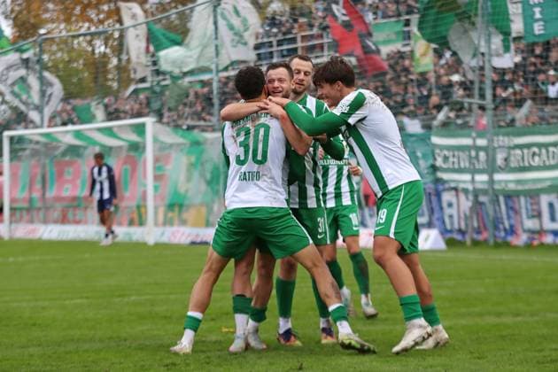 Soccer Regionalliga Nordost BSG Chemie Leipzig Hertha BSC U23 25 10 2025 Captain Janik Mäder 7, Chemie Leipzig left celebrates his goal with colleagues Football, Regionalliga Nordost, Season 2025 2026, Matchday 13 BSG Chemie Leipzig vs Hertha BSC II on 25 10 2025 at Alfred Kunze Sportpark, Leipzig Leutzsch Copyright: xBEAUTIFULxSPORTS JanxKaeferx