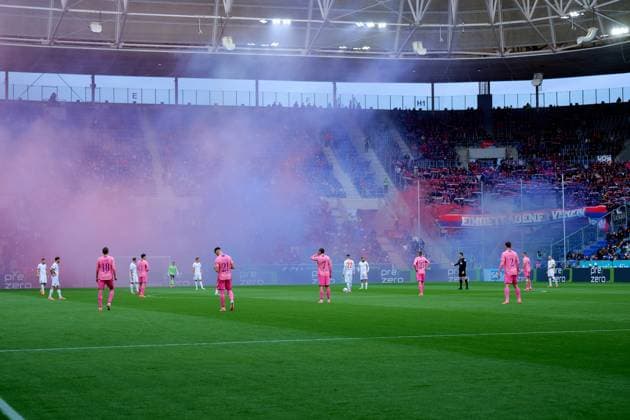 1 Soccer Bundesliga TSG Hoffenheim vs 1 FC Heidenheim 25 10 2025 Leon Avdullahu 7 TSG Hoffenheim , Albian Hajdari 21 TSG Hoffenheim , Wouter Burger 18 TSG Hoffenheim , Alexander Prass 22 TSG Hoffenheim , Andrej Kramaric 27 TSG Hoffenheim and other players of 1 FC Heidenheim 1846 prepare for kick-off 1 Bundesliga TSG Hoffenheim vs 1 FC Heidenheim on 25 10 2025 at the PreZero Arena in Sinsheim DFL REGULATIONS PROHIBIT ANY USE OF PHOTOGRAPHS AS IMAGE SEQUENCES AND OR QUASI VIDEO Copyright: xBEAUTIFULxSPORTS Gelhardtx