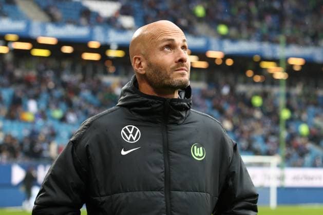 25 10 2025, xtgx, Soccer 1 Bundesliga, Hamburger SV VfL Wolfsburg emspor, v l Paul Simonis Wolfsburg, Trainer DFL DFB REGULATIONS PROHIBIT ANY USE OF PHOTOGRAPHS as IMAGE SEQUENCES and or QUASI VIDEO Hamburg