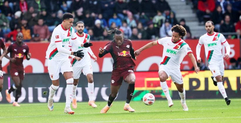 Augsburg RB Leipzig Bundesliga Augsburg, 25 10 2025, WWK Arena, Fußball, 1 Bundesliga, 8 Spieltag , FC Augsburg vs RB Leipzig , In the picture from left Noahkai Banks 40,Augsburg , Yan Diomande 49, RB Leipzig , Han Noah Massengo 4,Augsburg , For editorial use only Only editorial use , DFL DFB regulations prohibit any use of photographs as image sequences and or quasi video ,