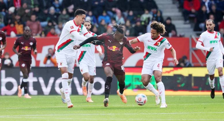 Augsburg RB Leipzig Bundesliga Augsburg, 25 10 2025, WWK Arena, Fußball, 1 Bundesliga, 8 Spieltag , FC Augsburg vs RB Leipzig , In the picture from left Noahkai Banks 40,Augsburg , Yan Diomande 49, RB Leipzig , Han Noah Massengo 4,Augsburg , For editorial use only Only editorial use , DFL DFB regulations prohibit any use of photographs as image sequences and or quasi video ,