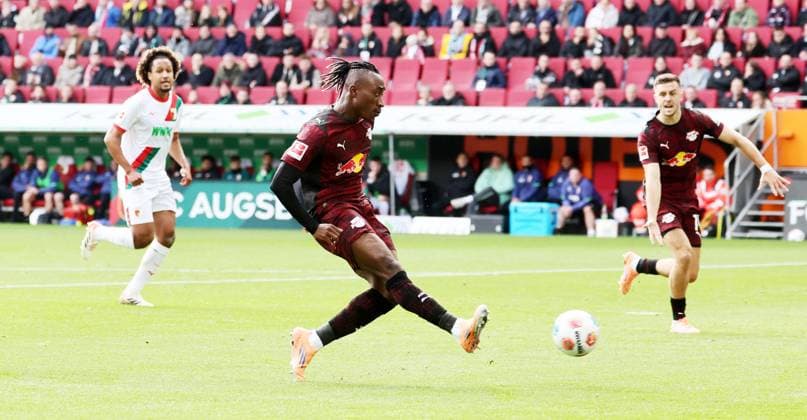 Augsburg RB Leipzig Bundesliga Augsburg, 25 10 2025, WWK Arena, Fußball, 1 Bundesliga, 8 Spieltag , FC Augsburg vs RB Leipzig , Im Bild Tor für RB Leipzig Yan Diomande 49, RB Leipzig trifft zum 0 1 , Nur zur redaktionellen Nutzung Only editorial use , DFL DFB regulations prohibit any use of photographs as image sequences and or quasi video ,