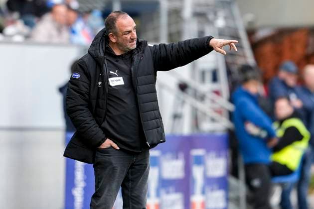 Frank Schmidt coach, head coach, FCH , gives instructions, gestures, gesticulates with arms, single image, single photo, action, action, 25 10 2025, Sinsheim Germany , Football, Bundesliga, TSG 1899 Hoffenheim 1 FC Heidenheim, DFB DFL REGULATIONS PROHIBIT ANY USE OF PHOTOGRAPHS AS IMAGE SEQUENCES AND OR QUASI VIDEO xozx