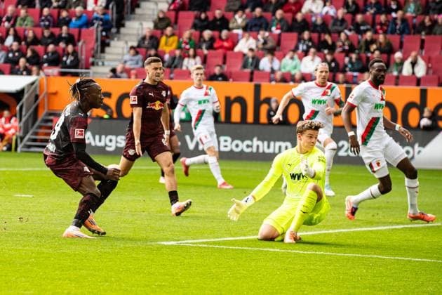 Goal for Leipzig 0 1 by Yan Diomande RB Leipzig 49 Cheers in the team Finn Dahmen FC Augsburg 01 looks after the ball GER, FC Augsburg vs RB Leipzig, 1 Bundesliga Soccer, Matchday 08, Season 2025 2026, 25 10 2025 DFB DFL REGULATIONS PROHIBIT ANY USE OF PHOTOGRAPHS AS IMAGE SEQUENCES AND OR QUASI VIDEO GER, FC Augsburg vs RB Leipzig, 1 Bundesliga Soccer, Matchday 08, Season 2025 2026, 25 10 2025 Augsburg Copyright: xEibner-Pressefoto RogerxBuerkex EP_RBE