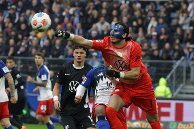 GER, xFSx ,Hamburg, HSV , 1 Bundesliga , Soccer, DFL, Hamburger SV , am Hamburger Volksparkstadion , VFL Wolfsburg , 25 10 2025 , v l Goalkeeper Kamil Grabara VfL Wolfsburg ,1 DFL regulations prohibit any use of photographs as image sequences and or quasi video Copyright: HMBxMedia FernandoxSoares