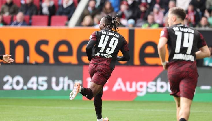 Augsburg RB Leipzig Bundesliga Augsburg, 25 10 2025, WWK Arena, Fußball, 1 Bundesliga, 8 Spieltag , FC Augsburg vs RB Leipzig , Im Bild Tor für RB Leipzig Yan Diomande 49, RB Leipzig trifft zum 0 1 und jubiert , Nur zur redaktionellen Nutzung Only editorial use , DFL DFB regulations prohibit any use of photographs as image sequences and or quasi video ,