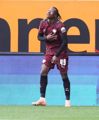 Augsburg RB Leipzig Bundesliga Augsburg, 25 10 2025, WWK Arena, Fußball, 1 Bundesliga, 8 Spieltag , FC Augsburg vs RB Leipzig , Im Bild Tor für RB Leipzig Yan Diomande 49, RB Leipzig trifft zum 0 1 und jubiert , Nur zur redaktionellen Nutzung Only editorial use , DFL DFB regulations prohibit any use of photographs as image sequences and or quasi video ,