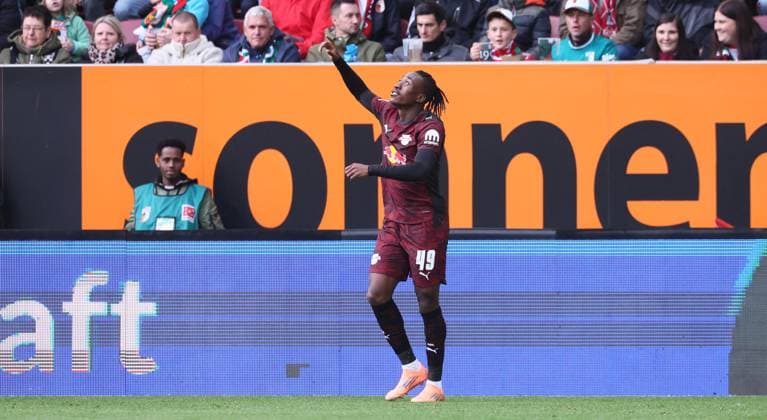 Augsburg RB Leipzig Bundesliga Augsburg, 25 10 2025, WWK Arena, Fußball, 1 Bundesliga, 8 Spieltag , FC Augsburg vs RB Leipzig , Im Bild Tor für RB Leipzig Yan Diomande 49, RB Leipzig trifft zum 0 1 und jubiert , Nur zur redaktionellen Nutzung Only editorial use , DFL DFB regulations prohibit any use of photographs as image sequences and or quasi video ,