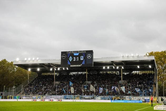 SV Waldhof Mannheim leads 3 1 against TSV 1860 Munich at Carl Benz Stadion SV Waldhof Mannheim 1860 Munich on 25 10 25 at Carl Benz Stadion, Mannheim xamx Photo Alfio Marino Copyright:
