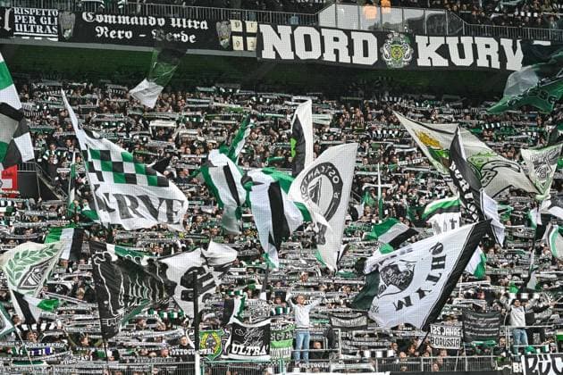 25 10 2025, Soccer 1 Bundesliga, Season 2025 2026, 08 Matchday, Borussia Moenchengladbach FC Bayern Muenchen at Borussia Park in Moenchengladbach The Nordkurve sings the club anthem Important note According to the regulations of the DFL Deutsche Fussball Liga and the DFB Deutscher Fussball Bund, it is prohibited, to utilize or have utilized photographs taken in the stadium and or of the match in the form of sequential images and or video-like photo series Foto Kirchner Media Thomas Haesler Copyright: xKirchner-Media ThomasxHaeslerx