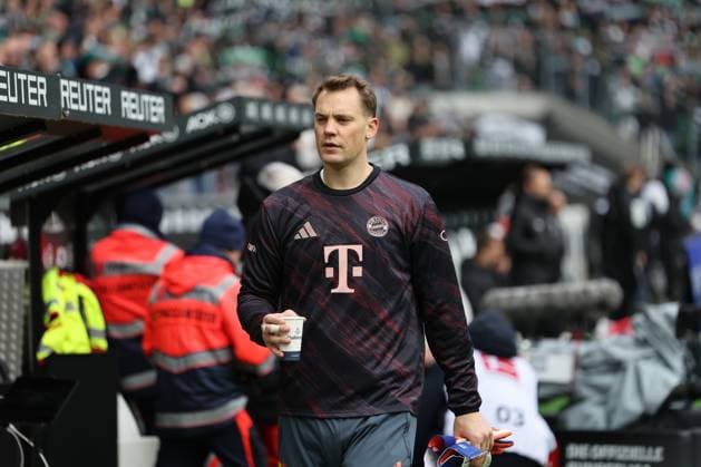 GER, 1 FBL Borussia Moenchengladbach vs FC Bayern Muenchen 25 10 2025, Borussia Park, Moenchengladbach, GER, 1 FBL Borussia Moenchengladbach vs FC Bayern Muenchen , in the picture Manuel Neuer goalkeeper Bayern Muenchen 1 , sits on the reserve bench nordphotoxGmBHx xMeuter nph00351
