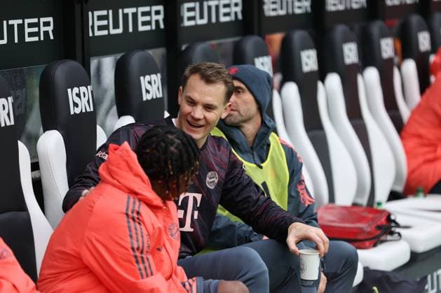 GER, 1 FBL Borussia Moenchengladbach vs FC Bayern Muenchen 25 10 2025, Borussia Park, Moenchengladbach, GER, 1 FBL Borussia Moenchengladbach vs FC Bayern Muenchen , in the picture Manuel Neuer goalkeeper Bayern Muenchen 1 , sits on the reserve bench nordphotoxGmBHx xMeuter nph00351