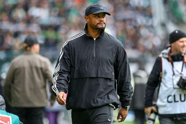 Mönchengladbach, Germany, 25 10 25 Coach Vincent Kompany FC Bayern Munich looks on during the Bundesliga match between Borussia Mönchengladbach vs FC Bayern Munich at the stadium in Borussia Park Mönchengladbach Stadion im Borussia Park North Rhine Westphalia Germany Copyright: xBrauer-Fotoagenturx xAdrianxSchlx