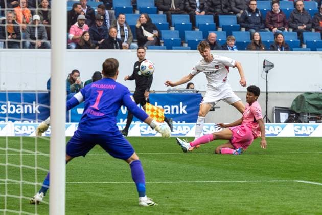v li Goal kick, Jan Schoeppner FC Heidenheim, 03 , Bernardo TSG 1899 Hoffenheim, 13 GER, TSG 1899 Hoffenheim vs 1 FC Heidenheim, Football, Men, 1 Bundesliga, Matchday 8, Season 2025 2026, 25 10 2025, DFL DFB REGULATIONS PROHIBIT ANY USE OF PHOTOGRAPHS AS IMAGE SEQUENCES AND OR QUASI VIDEO, GER, TSG 1899 Hoffenheim vs 1 FC Heidenheim, Football, Men, 1 Bundesliga, Matchday 8, Season 2025 2026, 25 10 2025 Sinsheim Copyright: xEibner-Pressefoto WolfgangxFrankx EP_WFK