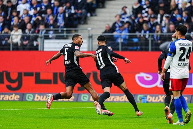 Goal celebration Vini Souza VfL Wolfsburg, 05 and Adam Daghim VfL Wolfsburg, 11 after scoring 0 1 Adam Daghim VfL Wolfsburg, 11 GER, Hamburger SV vs VfL Wolfsburg, Football, 1 Bundesliga, Matchday 8, Season 2025 2026, 25 10 2025 DFL REGULATES PROHIBIT ANY USE OF PHOTOGRAPHS AS IMAGE SEQUENCES AND OR QUASI VIDEO GER, Hamburger SV vs VfL Wolfsburg, Football, 1 Bundesliga, Matchday 8, Season 2025 2026, 25 10 2025 Hamburg Copyright: xEibner-Pressefoto MarcelxvonxFehrnx EP_MFN