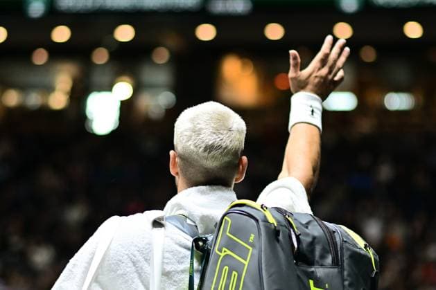 TENNIS : Rolex Paris Masters - Paris - 25 10 2025 Carlos Alcaraz ( Spain ) leaves the court during the Rolex Paris Masters at Paris La Defense Arena on October 25, 2025 in Nanterre, France. (Photo by Federico Pestellini PSNewz ) ParisFrance  Copyright: xFedericoxPestellinix