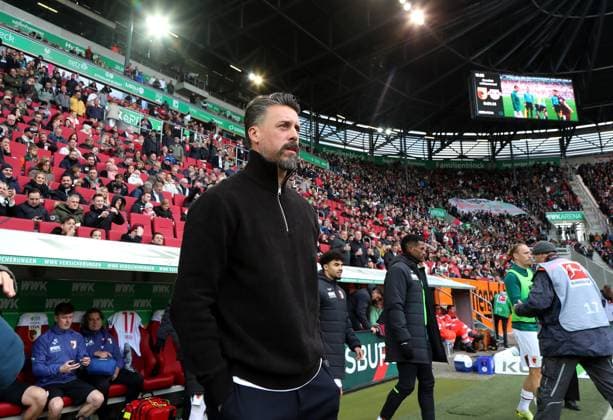 Football, Men, Season 2025 2026, FC Augsburg RB Leipzig, Bundesliga, WWK Arena Sandro Wagner, Coach FC Augsburg standing in front of the bench DFL DFB regulations prohibit any use of photographs as image sequences and or quasi video