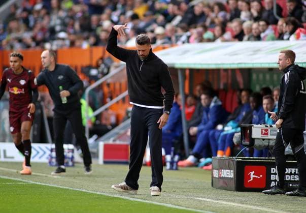 Football, Men, Season 2025 2026, FC Augsburg RB Leipzig, Bundesliga, WWK Arena Sandro Wagner, Coach FC Augsburg on the sideline, gesture, hand movement DFL DFB regulations prohibit any use of photographs as image sequences and or quasi video