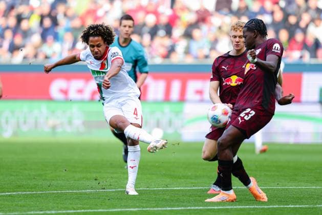 Han Noah Massengo 4, FC Augsburg and Castello Lukeba 23, RB Leipzig at the match between FC Augsburg v RB Leipzig, Football, Men, Bundesliga, 2025 2026, Matchday 8 on 25 10 2025 in Augsburg, WWK Arena DFL and DFB regulations prohibit any use of photographs as image sequences and or quasi video Bayern Germany