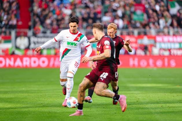 Fabian Rieder 32, FC Augsburg and Nicolas Seiwald 13, RB Leipzig in the foreground, David Raum 22, RB Leipzig at the match between FC Augsburg v RB Leipzig, Football, Men, Bundesliga, 2025 2026, Matchday 8 on 25 10 2025 in Augsburg, WWK Arena DFL and DFB regulations prohibit any use of photographs as image sequences and or quasi video Bayern Germany