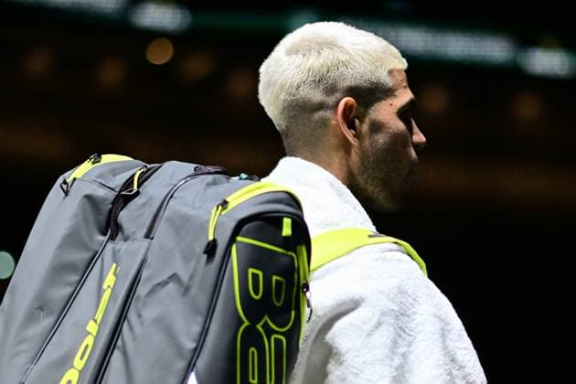 TENNIS : Rolex Paris Masters - Paris - 25 10 2025 Carlos Alcaraz ( Spain ) leaves the court during the Rolex Paris Masters at Paris La Defense Arena on October 25, 2025 in Nanterre, France. (Photo by Federico Pestellini PSNewz ) ParisFrance  Copyright: xFedericoxPestellinix