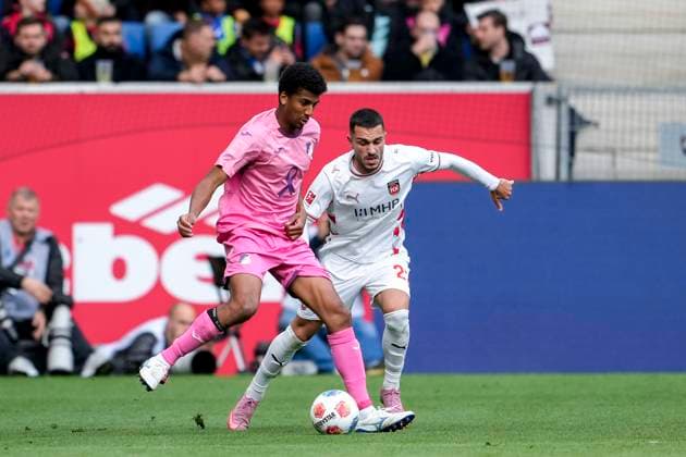 v li Bernardo Fernandes da Silva Junior Hoffenheim, 13 , Arijon Ibrahimovic FCH, 22 , duel, duel scene, duel, tackle, tackling, dynamics, action, action, 25 10 2025, Sinsheim Germany , Football, Bundesliga, TSG 1899 Hoffenheim 1 FC Heidenheim, DFB DFL REGULATIONS PROHIBIT ANY USE OF PHOTOGRAPHS AS IMAGE SEQUENCES AND OR QUASI VIDEO xozx