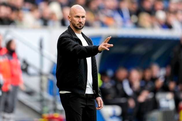 Christian Ilzer Coach, Head Coach, Hoffenheim , gives instructions, gestures, gesticulates with arms, single image, single photo, action, action, 25 10 2025, Sinsheim Germany , Football, Bundesliga, TSG 1899 Hoffenheim 1 FC Heidenheim, DFB DFL REGULATIONS PROHIBIT ANY USE OF PHOTOGRAPHS AS IMAGE SEQUENCES AND OR QUASI VIDEO xozx