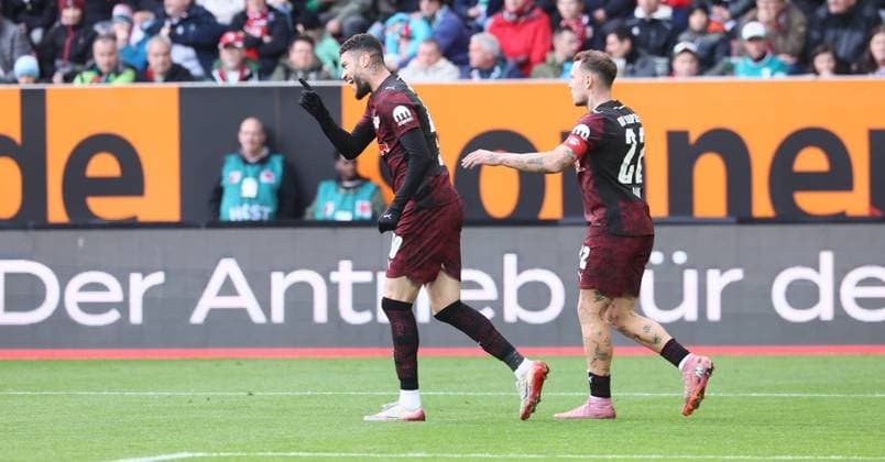 Augsburg RB Leipzig Bundesliga Augsburg, 25 10 2025, WWK Arena, Fußball, 1 Bundesliga, 8 Spieltag , FC Augsburg vs RB Leipzig , Im Bild Tor für RB Leipzig Romulo Jose Cardoso da Cruz 40, RBL trifft zum 0 2 und jubelt David Raum 22, RB Leipzig , Nur zur redaktionellen Nutzung Only editorial use , DFL DFB regulations prohibit any use of photographs as image sequences and or quasi video ,