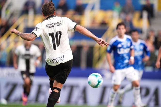 Parma s Adrian Bernabe in action during the Serie A soccer match between Parma and Como at Ennio Tardini Stadium in Parma, North Italy, Saturday, October 25, 2025. Soccer  Copyright: xMassimoxPaolone LaPressex