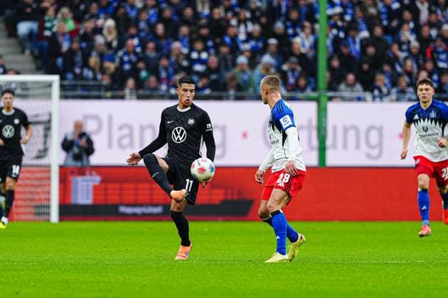 Adam Daghim VfL Wolfsburg, 11 , Miro Muheim Hamburger SV, 28 GER, Hamburger SV vs VfL Wolfsburg, Football, 1 Bundesliga, Matchday 8, Season 2025 2026, 25 10 2025 DFL REGULATIONS PROHIBIT ANY USE OF PHOTOGRAPHS AS IMAGE SEQUENCES AND OR QUASI VIDEO GER, Hamburger SV vs VfL Wolfsburg, Football, 1 Bundesliga, Matchday 8, Season 2025 2026, 25 10 2025 Hamburg Copyright: xEibner-Pressefoto MarcelxvonxFehrnx EP_MFN