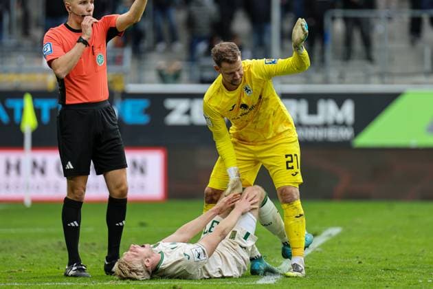 Raphael Schifferl 37, TSV must be substituted at SV Waldhof Mannheim 1860 Munich on 25 10 25 at Carl Benz Stadium, Mannheim xamx Photo Alfio Marino Copyright: